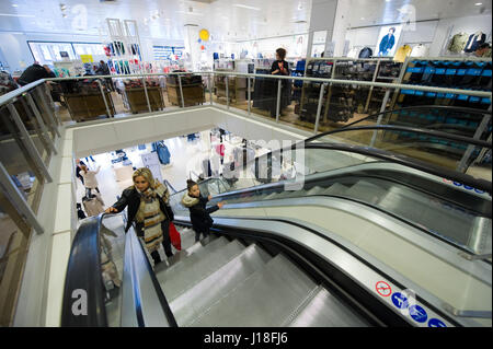 ENSCHEDE, Niederlande - 13. April 2017: Kunden auf die bewegliche Treppe in Kleidung C & A nach dem Speichern wieder geöffnet worden. Stockfoto