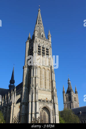 Außenansicht des schönen St. Maartens Cathedral, in Ypern, Belgien, beleuchtet von der Abendsonne vor dem Hintergrund des blauen Himmels. Stockfoto