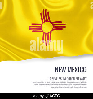 Flagge der US-Staat New Mexico auf einem isolierten weißen Hintergrund winken. Staatliche Name und den Textbereich für Ihre Nachricht. Stockfoto