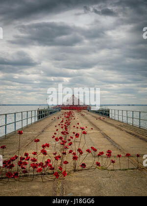 Mohn-Welle ist eine Kunstinstallation des Künstlers Paul Cummins Sackler Barge Pier in Shoeburyness, "Gunners" Park Essex als Teil einer Tour des Vereinigten Königreichs. Stockfoto