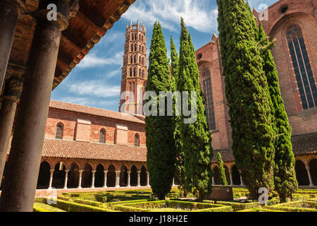 Kreuzgang und Garten im Innenhof des dominikanischen Kloster Couvent des Jacobins in Toulouse, Frankreich. Stockfoto