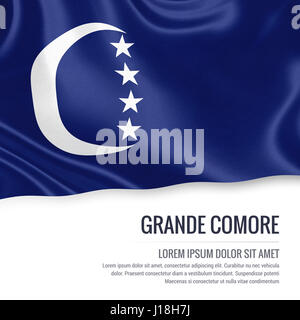 Flaggenstaat des komorischen Grande Comore winken auf einem isolierten weißen Hintergrund. Staatliche Name und den Textbereich für Ihre Nachricht. Stockfoto