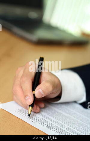 Geschäftsmann, ein Formular einreichen Stockfoto