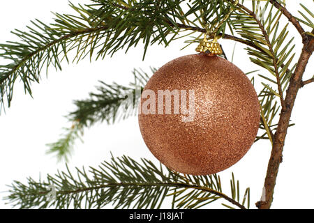 Gold Christbaumkugel an einem Baum hängen Stockfoto
