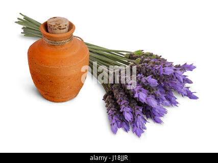 Bundle aus Lavendelblüten und Keramiktopf mit ätherischem Öl isoliert auf weißem Hintergrund Stockfoto