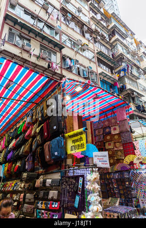 Hong Kong, Hong Kong - 11. März 2017: Marktstände vor Mehrfamilienhäuser in Kowloon, Hongkong. HK ist einer der weltweit bedeutendsten finanziellen ce Stockfoto