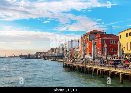 Venedig, Italien - 27. Februar 2017: Ufer der Stadtteil Dorsoduro mit unbekannten Menschen. Venedig ist weltweit bekannt für die Schönheit seiner Umgebung Stockfoto