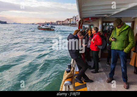 Venedig, Italien - 27. Februar 2017: Vaporetto mit unbekannten Menschen. Es ist ein Wassertaxi in Venedig. Es gibt 19 Linienfahrten, die Gebietsschemas Wit dienen Stockfoto