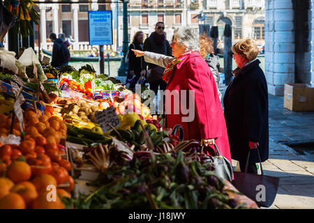 Venedig, Italien - 25. Februar 2017: Marktplatz an der Rialto-Straßenmarkt in Venedig mit unbekannten Menschen. Venedig ist weltweit bekannt für die Schönheit Stockfoto