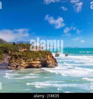 Ein Blick auf die drei Schwestern an den hohen Gezeiten, an der Mündung des Tongaporutu Flusses, Taranaki Region, Neuseeland. Stockfoto