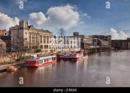 Ein Winter Blick entlang dem Fluss Ouse, York, North Yorkshire, mit Sportbooten der YorkBoat Linie und der traditionellen Architektur. Stockfoto