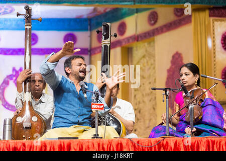 Bangalore, Indien - 16. April 2017: gefeierten Carnatic Sänger und Magsaysay Award winner T M Krishna im Konzert in Bangalore am 16. April 2017 Stockfoto