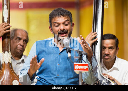 Bangalore, Indien - 16. April 2017: gefeierten Carnatic Sänger und Magsaysay Award winner T M Krishna im Konzert in Bangalore am 16. April 2017 Stockfoto