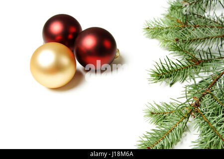 Drei Christbaumschmuck (Gold und rot) über weiß Stockfoto