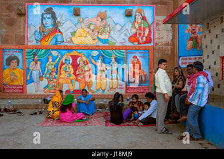 Mythologische Wandbilder, Ganesh Shiva Parwati, Ramayan, Saibaba, Varanasi, Uttar Pradesh, Indien, Asien Stockfoto