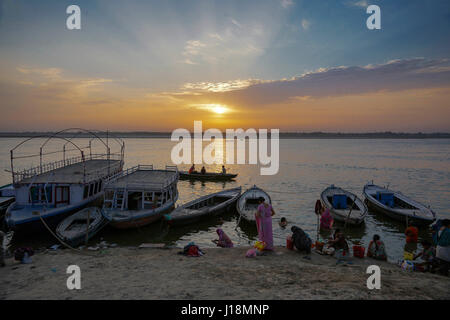 Pilger Baden im Ganges Fluss, Varanasi, Uttar Pradesh, Indien, Asien Stockfoto