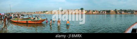 Die Menschen baden im Ganges Panorama, Varanasi, Uttar Pradesh, Indien, Asien Stockfoto