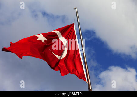 Türkische Flagge am Fahnenmast an windigen Sonnetag Stockfoto