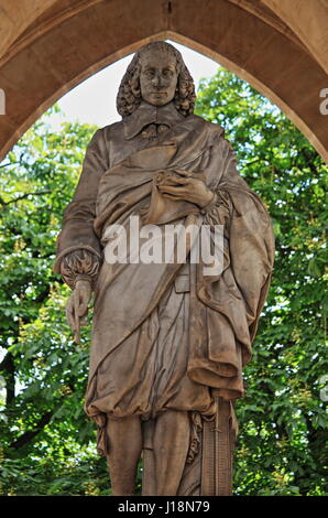 Denkmal für Blaise Pascal unter dem Turm Saint-Jacques. Paris, Frankreich Stockfoto