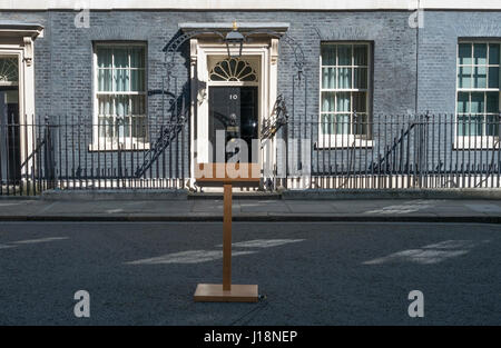 10 Downing Street, London UK. 18. April 2017. Rednerpult steht vor Nr. 10 für die Ankündigung von PM Theresa May. Bildnachweis: Malcolm Park. Stockfoto