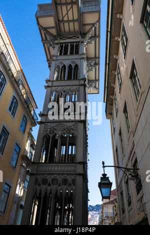 Im 19. Jahrhundert Elevador de Santa Justa, Fußgänger Aufzug Beitritt Baixa unten mit Chiado oben, gesehen von Rua Do Carmo, Baixa, Lissabon, Portugal Stockfoto