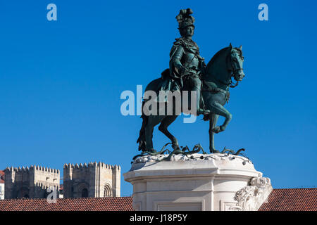 Statue von Dom José i., König von Portugal (1750-1777), symbolisch trampling auf Schlangen von Joaquim Machado de Castro, in der Praça Do Comércio, Lissabon Stockfoto