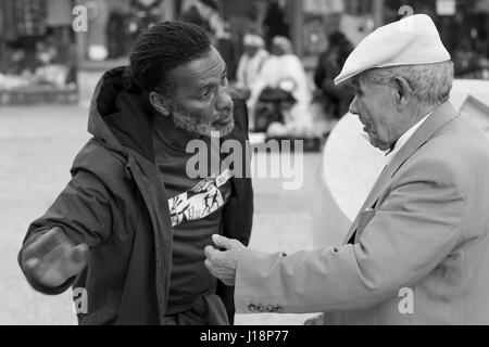 Ein Gespräch, Largo São Domingos, Santa Justa, Lissabon, Portugal. Schwarz und Weiss Stockfoto