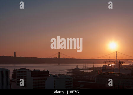 Ponte 25 de Abril, die Hängebrücke über den Tejo aus der Miradouro de Santa Catarina, São Paulo, Lissabon, Portugal bei Sonnenuntergang Stockfoto