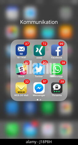 München, Deutschland - 19. April 2017: Screenshot eines iPhone mit vielen Anmeldungen von empfangenen Nachrichten am 19. April 2017 in München.  Hinweis: Stockfoto