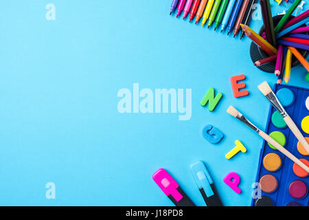 Overhead shot von Schulmaterial auf blauem Hintergrund Stockfoto