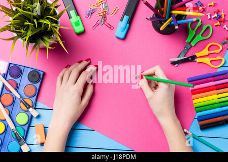 Woman's Hand Zeichnung auf rosa Papier. Schule oder Kunst Hintergrund Stockfoto