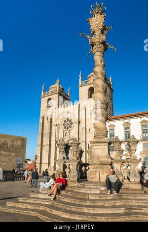 Porto Portugal, Touristen entspannen Sie auf der großen Terrasse am Südende der Kathedrale von Porto, bekannt als Se, Porto, Portugal, Europa. Stockfoto