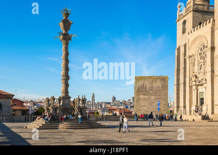 Kathedrale von Porto Portugal, Blick auf die große Terrasse am südlichen Ende der Kathedrale von Porto, bekannt als die SE, Porto, Portugal, Europa. Stockfoto