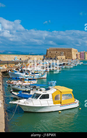 Marina und Angelboot/Fischerboot Hafen, mit Koules der venezianischen Festung, Heraklion, Kreta, Griechenland Stockfoto