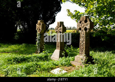 Keltische Kreuze in Str. Marys Kirchhof, Steeple Barton, Oxfordshire, England, UK Stockfoto