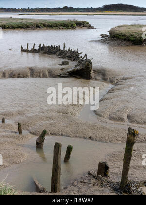 Die Überreste eines hölzernen Schiffes untergetaucht in der Mündung des Flusses bei Iken Sümpfe Suffolk Stockfoto