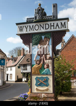Straßenszene in der mittelalterlichen Norfolk Stadt von Wymondham mit dem Ortsschild Stockfoto