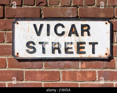 Ein Metall, schwarze und weiße Schild für "Vicar Street" auf einer roten Backsteinmauer montiert Stockfoto