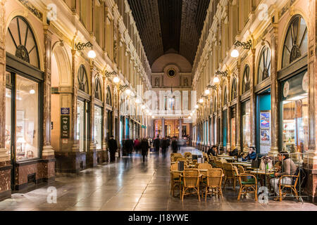 Nachtansicht der Galeries St-Hubert, Brüssel, Belgien Stockfoto