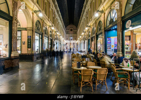 Nachtansicht der Galeries St-Hubert, Brüssel, Belgien Stockfoto