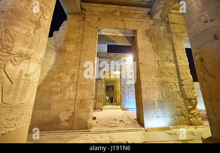 Nachtaufnahme des beleuchteten Tempel von Kom Ombo, Ägypten, Afrika Stockfoto