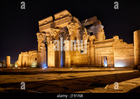 Nachtaufnahme des beleuchteten Tempel von Kom Ombo, Ägypten, Afrika Stockfoto