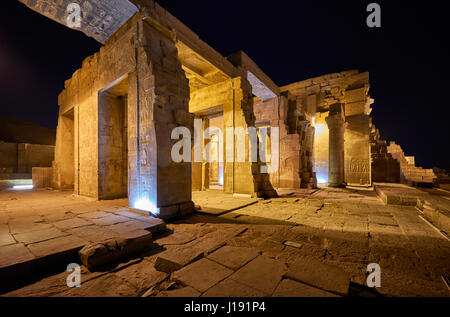 Nachtaufnahme des beleuchteten Tempel von Kom Ombo, Ägypten, Afrika Stockfoto