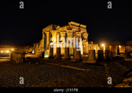 Nachtaufnahme des beleuchteten Tempel von Kom Ombo, Ägypten, Afrika Stockfoto