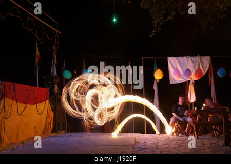 Mann Durchführung Feuerpoi, Railay Beach, Krabi, Thailand. Thai Dancer mit Feuer am Strand Stockfoto