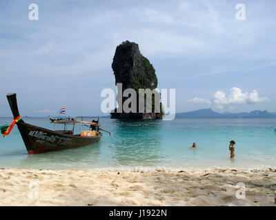 Longtail-Boot vertäut am Strand von Koh Poda Inseln in der Andaman Sea, Thailand. Ko Poda ist eine Insel vor der Westküste von Thailand in Krabi Pro Stockfoto