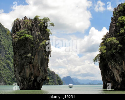 James Bond Insel 007 (Koh Tapu) Phang Nga Bay Thailand. Khao Phing Kan Khao Phing Kan besteht aus zwei bewaldeten Inseln mit steilen Ufern. Sie Stockfoto