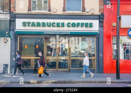 Startbucks Coffee-Shop auf der Earls Court Road in London. Stockfoto