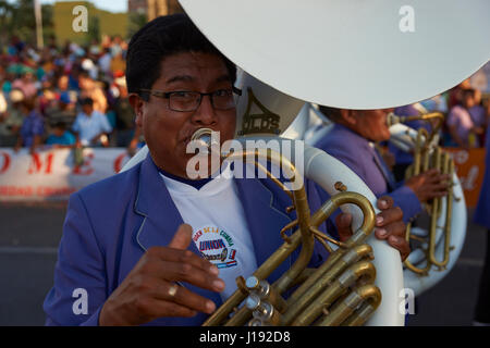 Band einer morenada Tanzgruppe am Karneval Andino con la Fuerza del Sol in Arica, Chile. Der Tanz stammt in Oruro, Bolivien Stockfoto