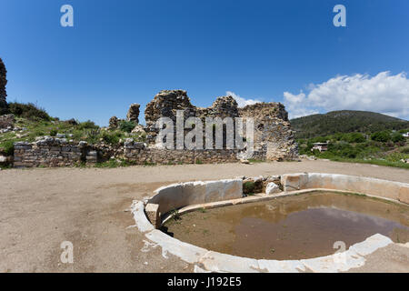 Alten Pool im historischen und archäologischen Antiochia Ad Cragum-Standort mit Pool in scharf und alten Mauern Slighly unscharf und verschwommen Berge Stockfoto